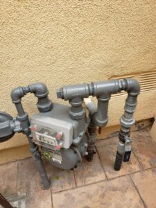 natural-gas-service-shutoff-valve-orange-county A new natural gas meter connected by a professional plumber at a home in Orange County